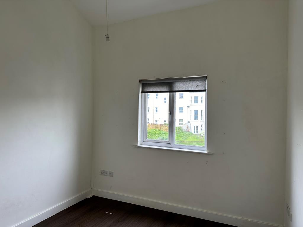 Lot: 63 - TWO-BEDROOM PENTHOUSE WITH ROOF TERRACE AND SEA VIEWS - First Bedroom